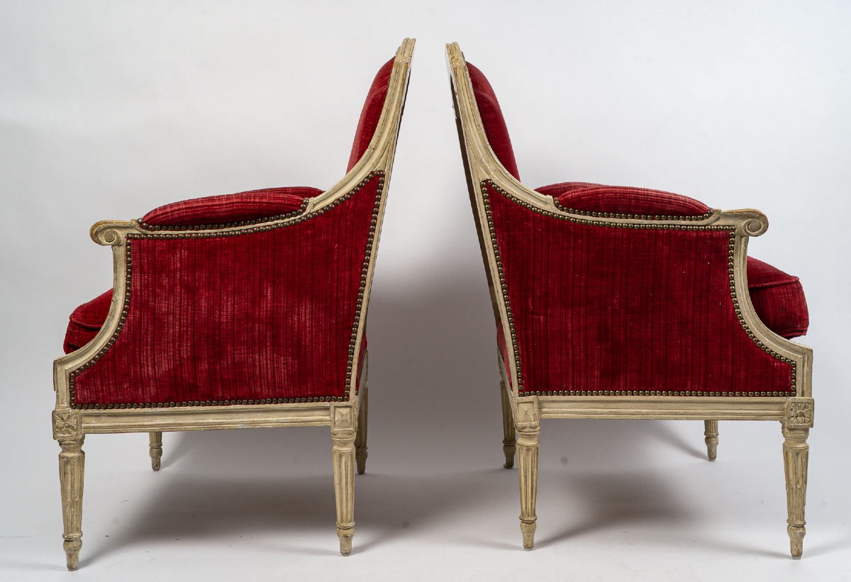 Paire de bergères Louis XVI en bois sculpté et laqué, velours rouge, c. 1780-photo-2