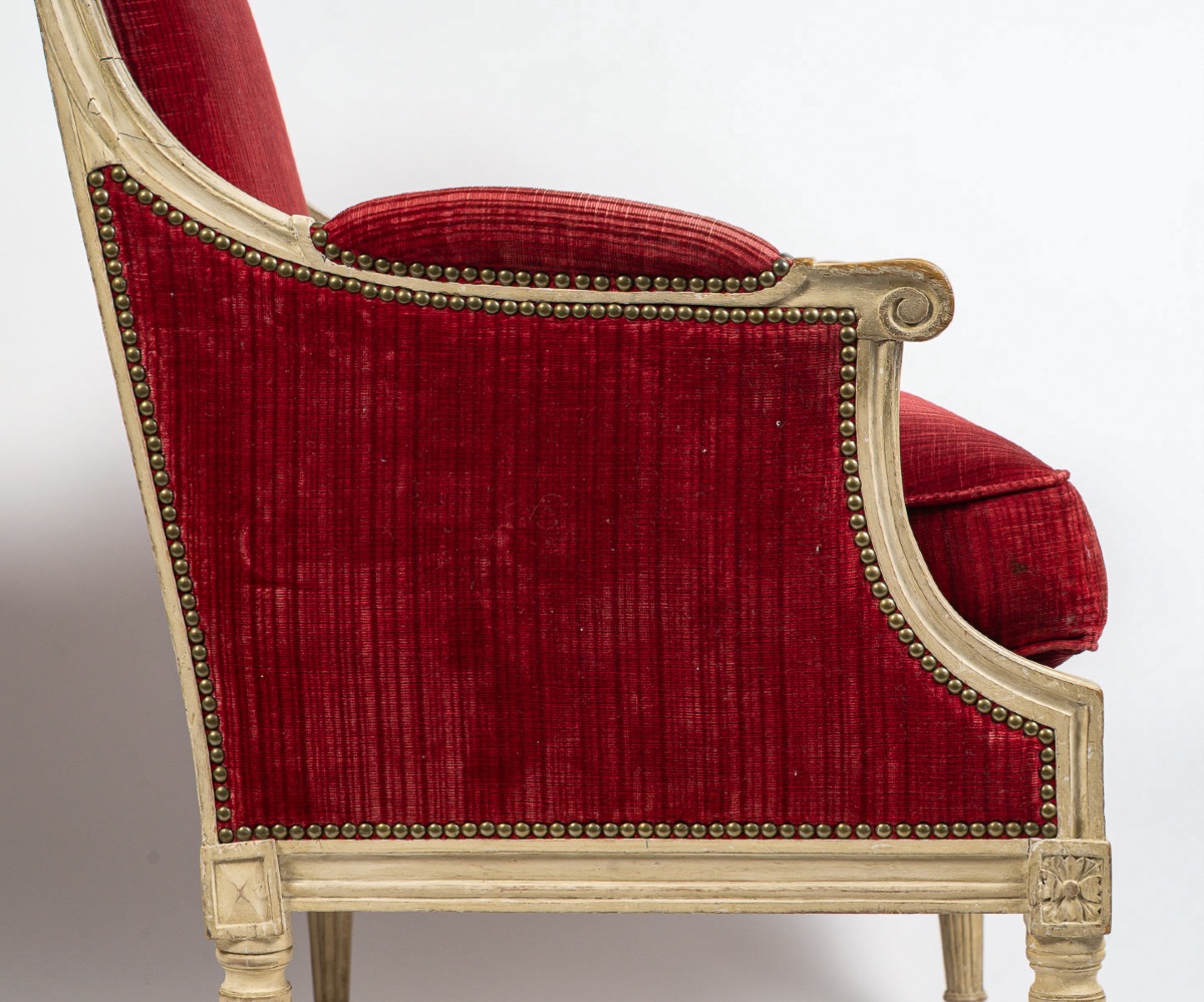 Paire de bergères Louis XVI en bois sculpté et laqué, velours rouge, c. 1780-photo-3
