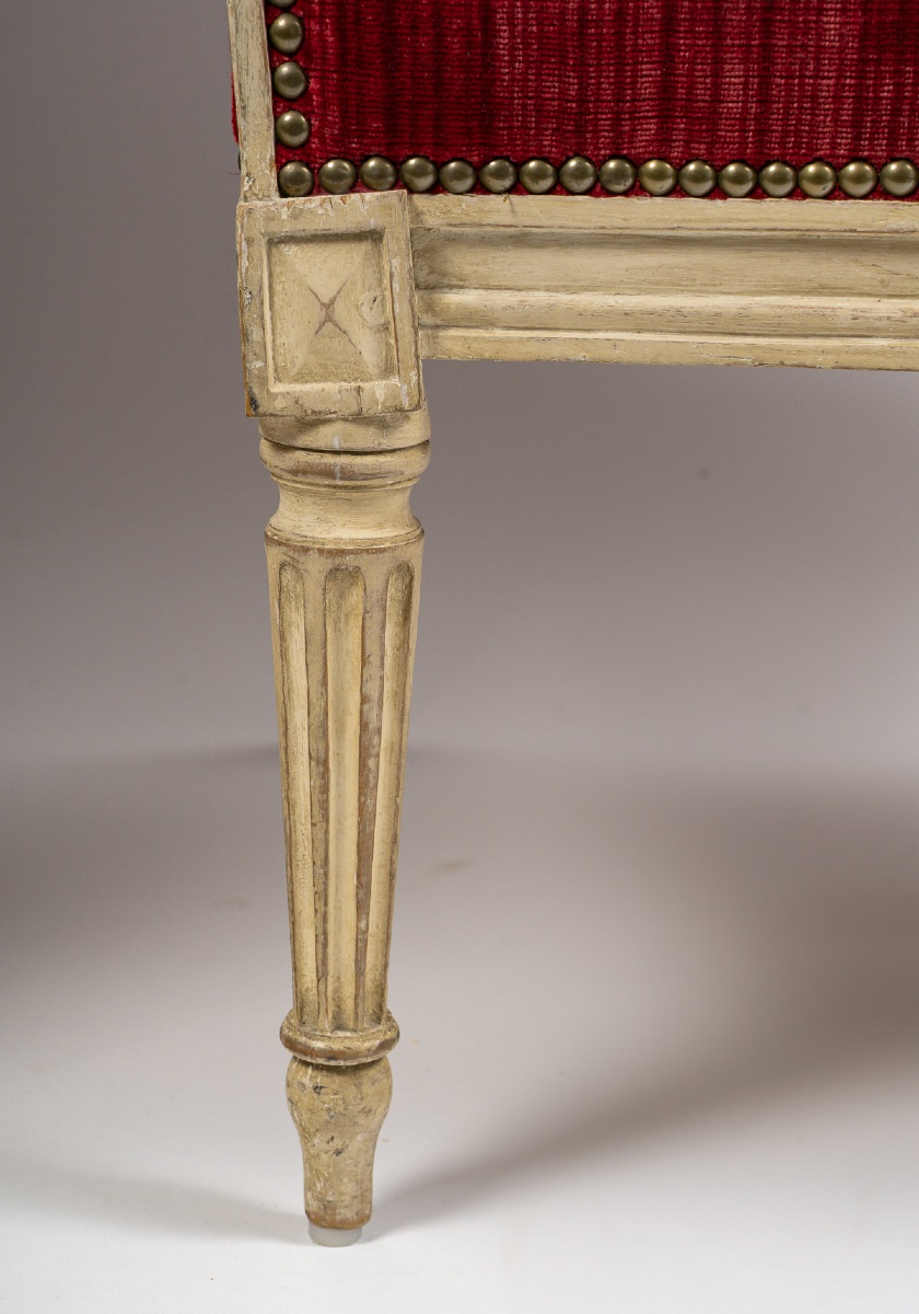 Paire de bergères Louis XVI en bois sculpté et laqué, velours rouge, c. 1780-photo-4