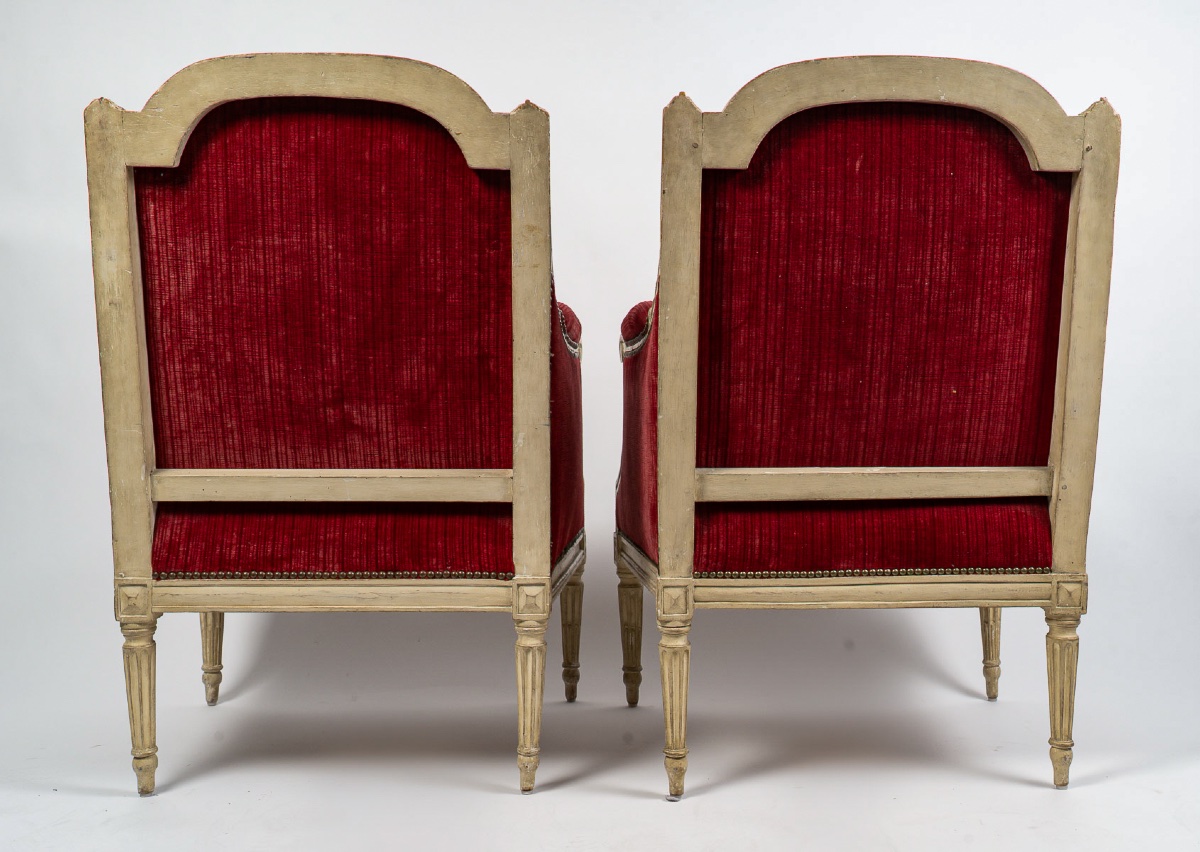 Paire de bergères Louis XVI en bois sculpté et laqué, velours rouge, c. 1780-photo-5