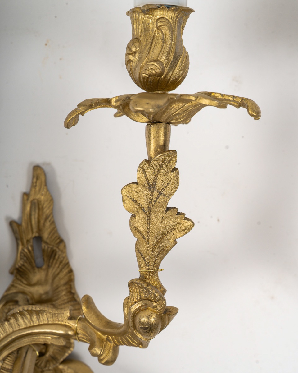 Paire d’appliques d’époque Louis XV en bronze ciselé doré, d’après Jacques Caffieri France-photo-1