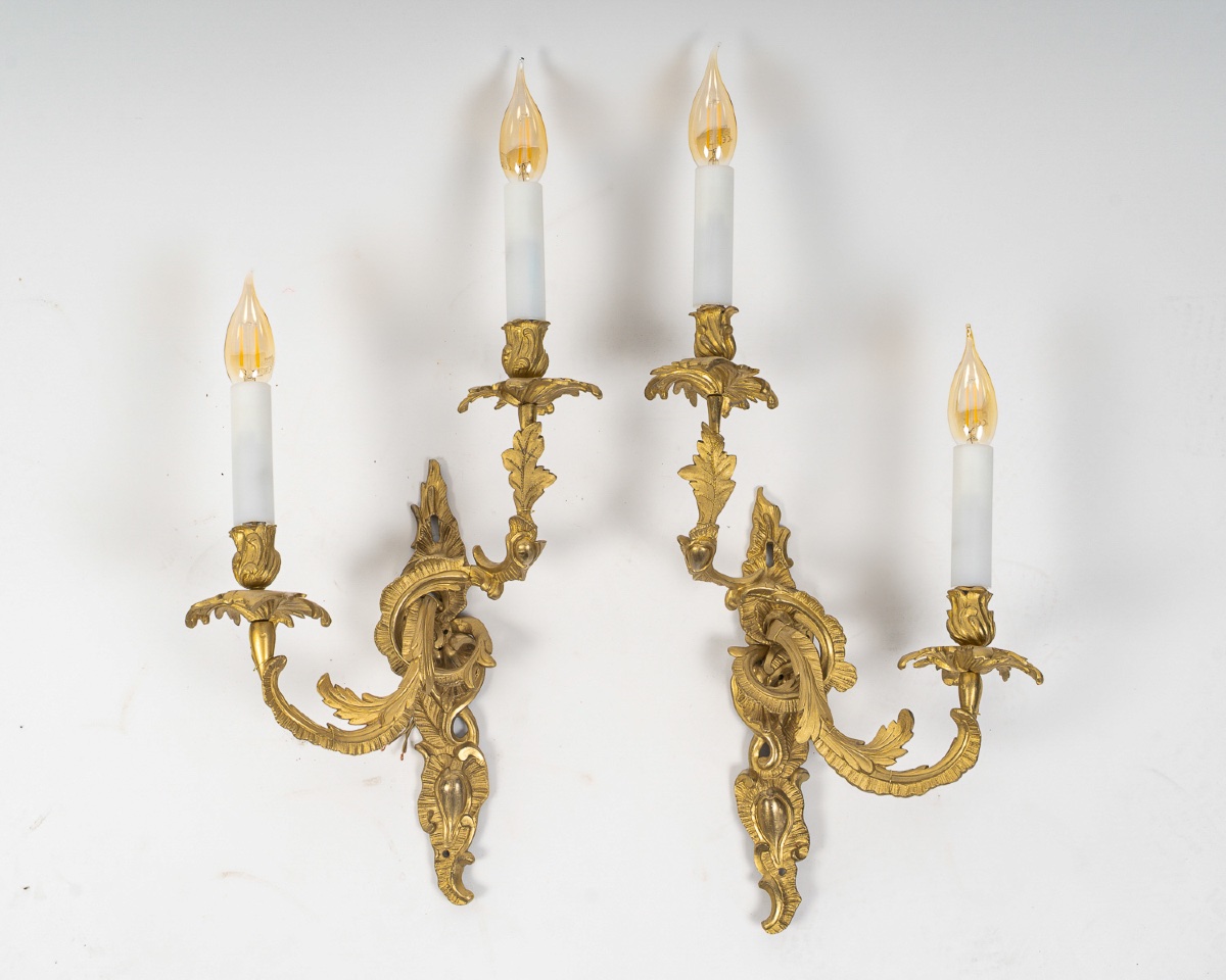 Paire d’appliques d’époque Louis XV en bronze ciselé doré, d’après Jacques Caffieri France