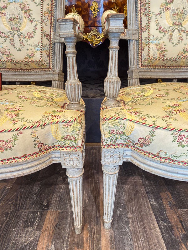 Série de quatre fauteuils en cabriolet d’époque Louis XVI en hêtre laqué vers 1780-photo-2