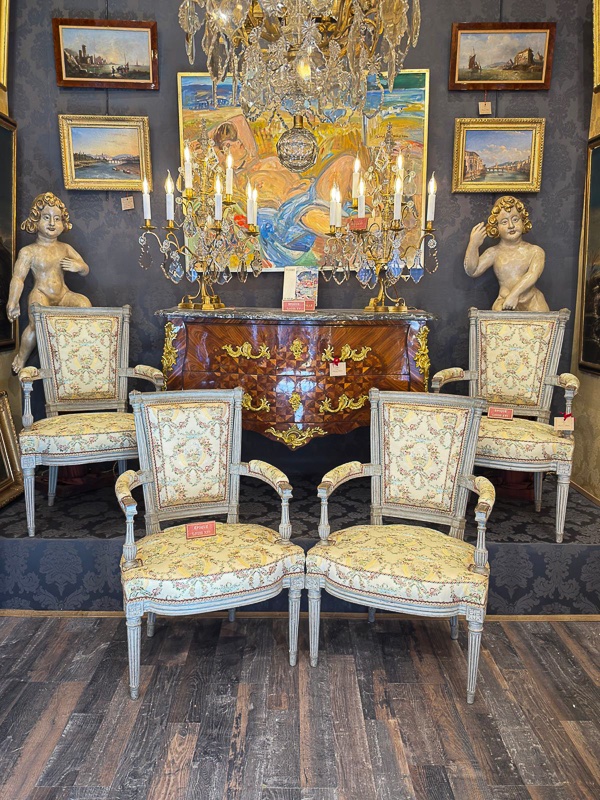 Série de quatre fauteuils en cabriolet d’époque Louis XVI en hêtre laqué vers 1780