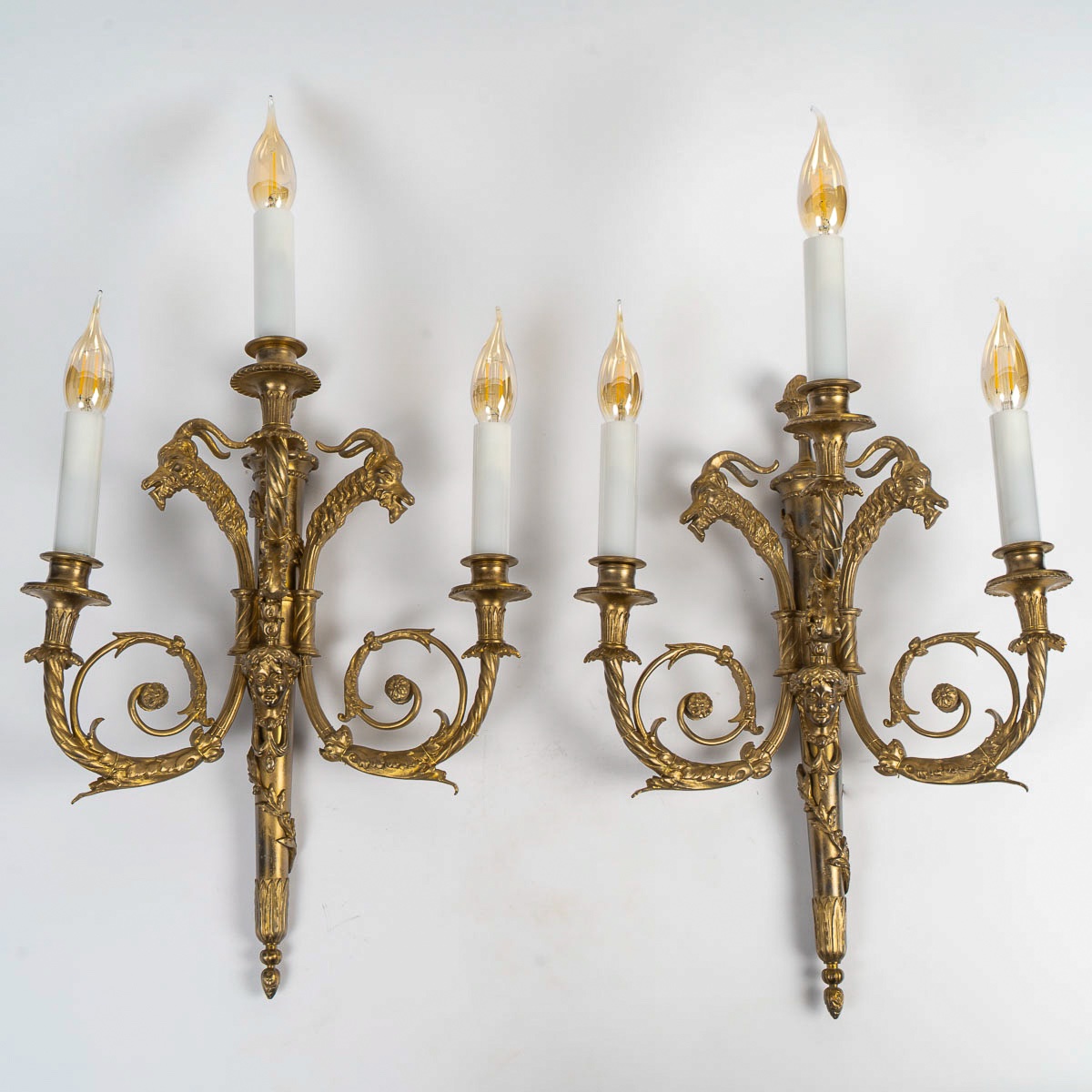 Paire d'appliques en bronze doré à têtes de bélier, style Louis XVI vers 1850-1870