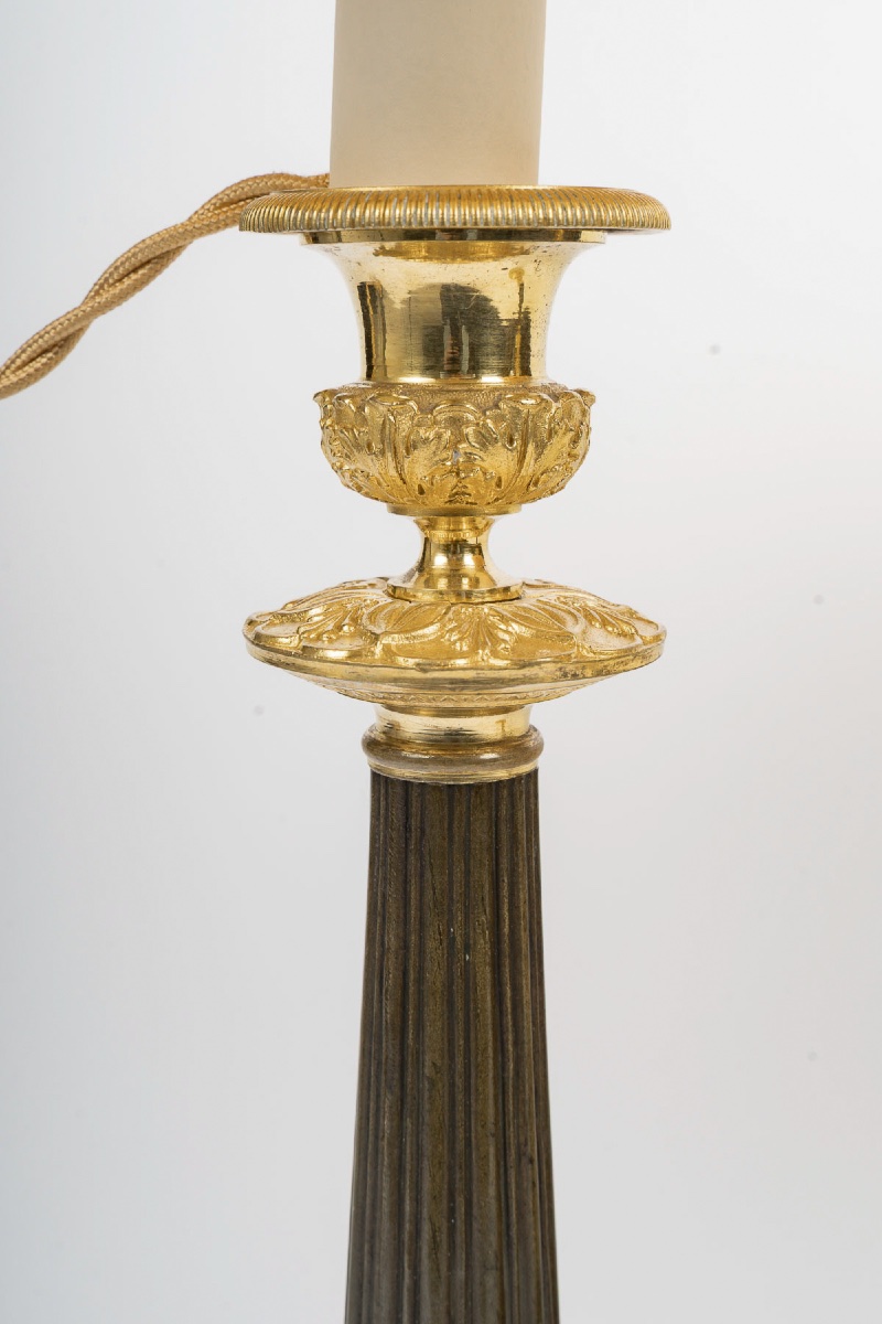 Paire de bougeoirs en bronze patiné et doré, époque Restauration, montés en lampes, vers 1820-photo-2