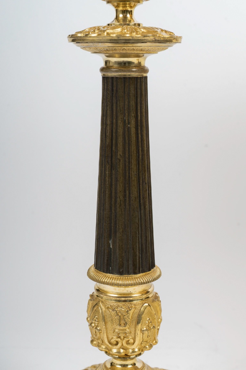 Paire de bougeoirs en bronze patiné et doré, époque Restauration, montés en lampes, vers 1820-photo-3