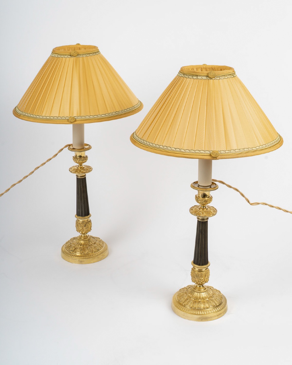 Paire de bougeoirs en bronze patiné et doré, époque Restauration, montés en lampes, vers 1820-photo-1