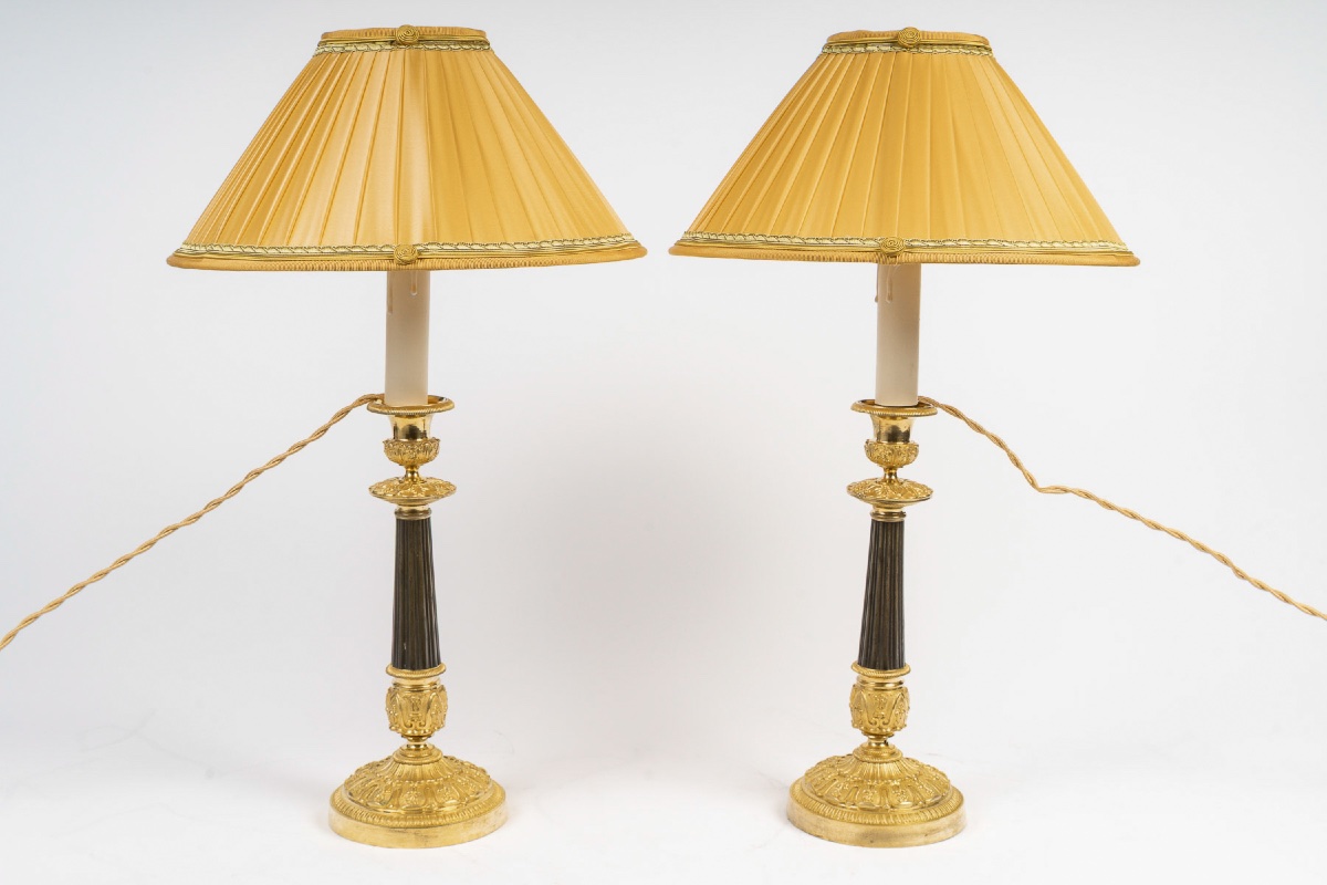Paire de bougeoirs en bronze patiné et doré, époque Restauration, montés en lampes, vers 1820