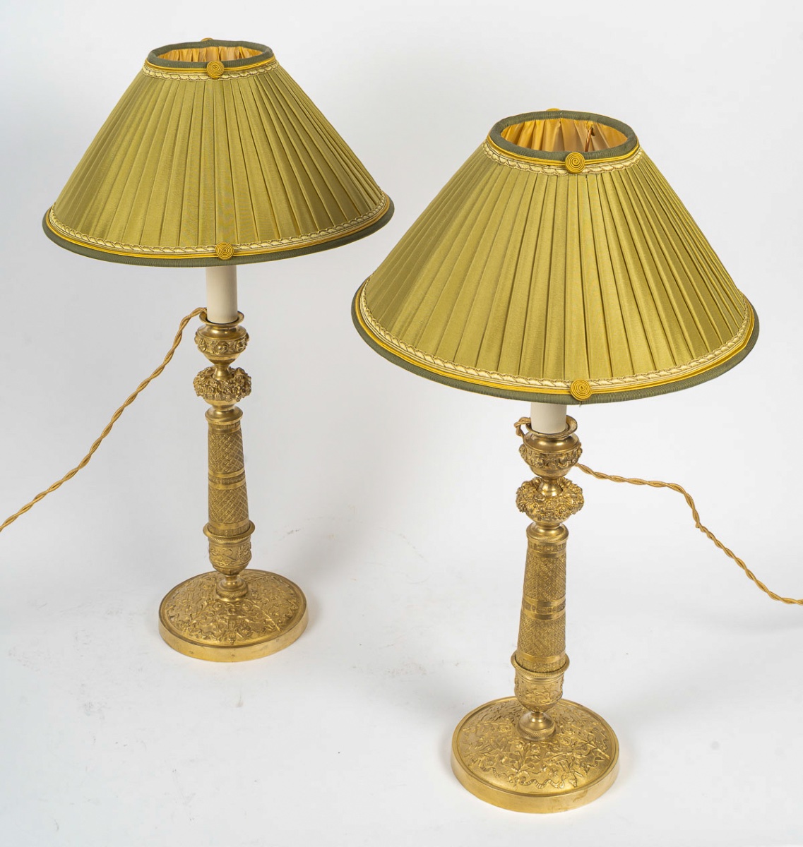 Paire de Flambeaux d’Époque Restauration en Bronze Finement Ciselé et Doré Montés en Lampes-photo-4