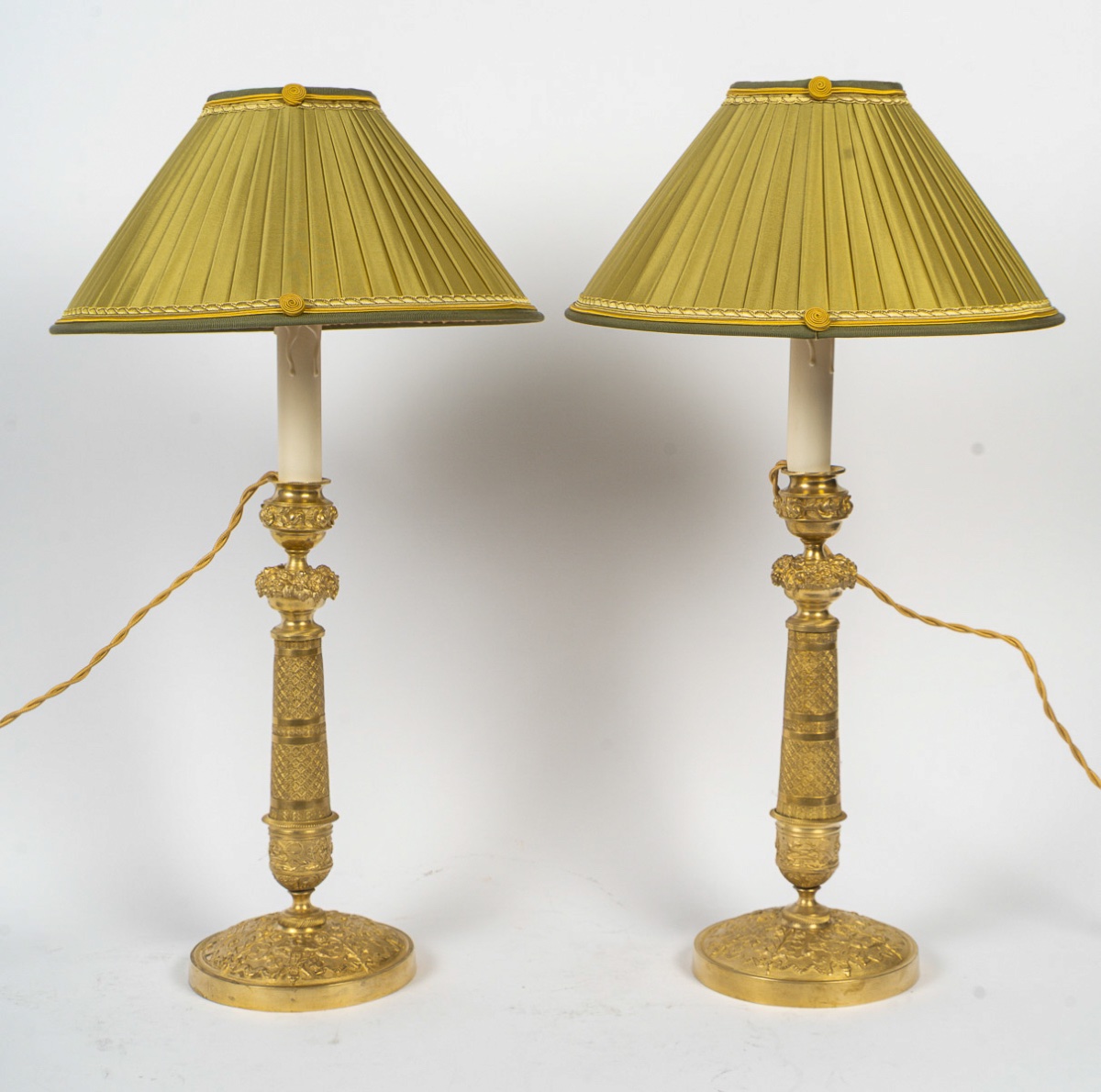 Paire de Flambeaux d’Époque Restauration en Bronze Finement Ciselé et Doré Montés en Lampes