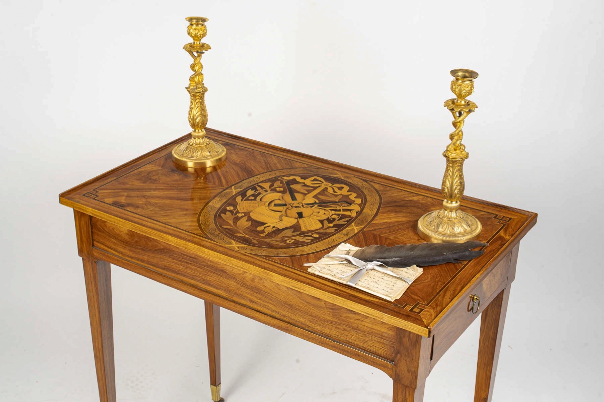 Table à écrire en bois de rose à décor marqueté d'une allégorie de la musique, époque Louis XVI-photo-2