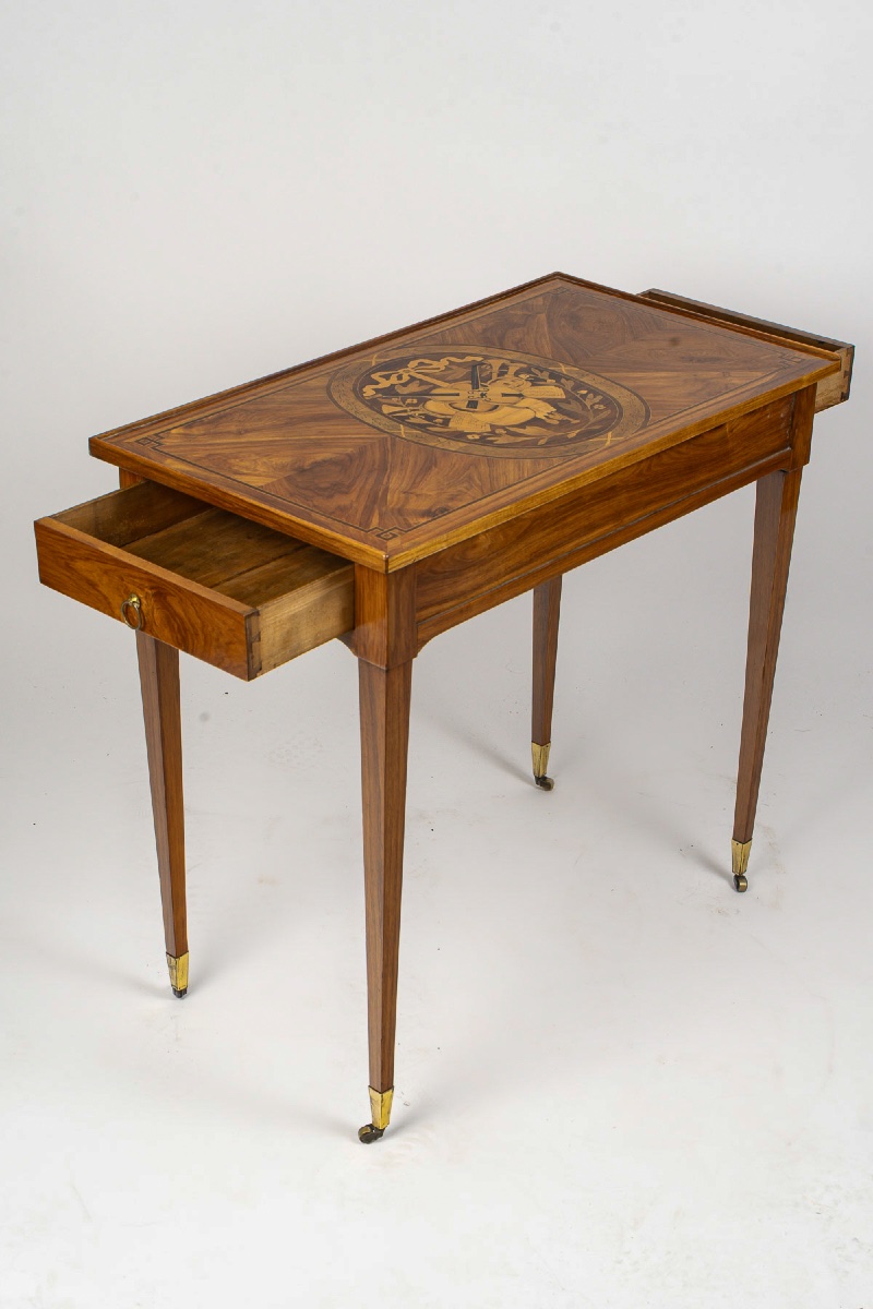 Table à écrire en bois de rose à décor marqueté d'une allégorie de la musique, époque Louis XVI-photo-3