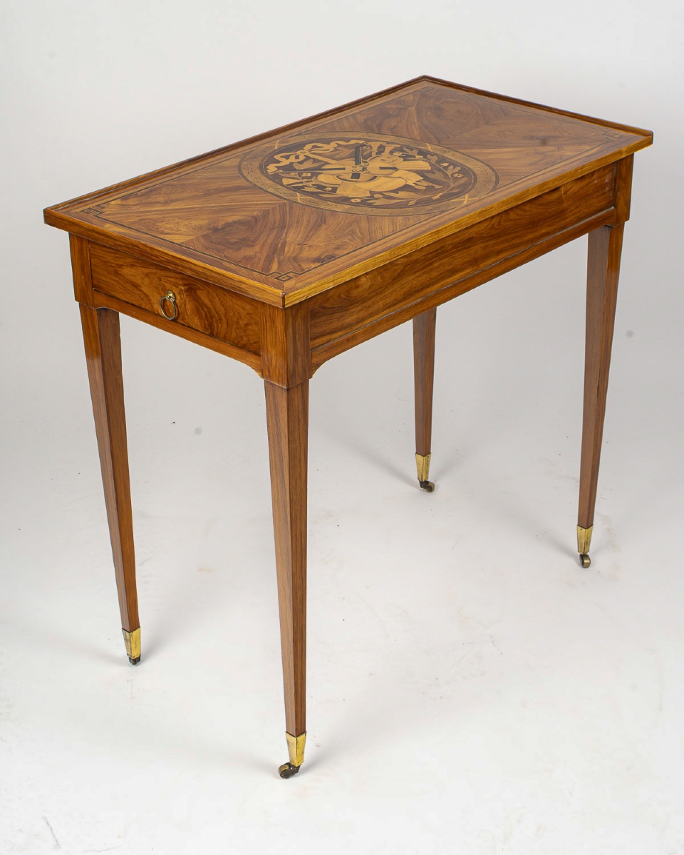 Table à écrire en bois de rose à décor marqueté d'une allégorie de la musique, époque Louis XVI-photo-4