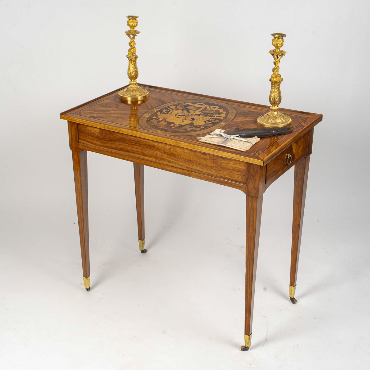 Table à écrire en bois de rose à décor marqueté d'une allégorie de la musique, époque Louis XVI