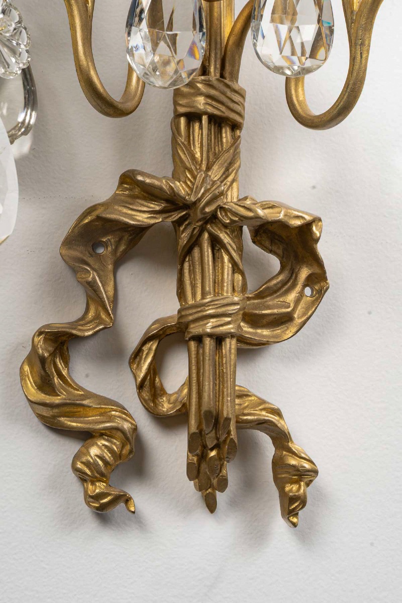 Paire d'appliques en bronze doré et cristal à décor de nœuds de rubans, style Louis XVI-photo-2