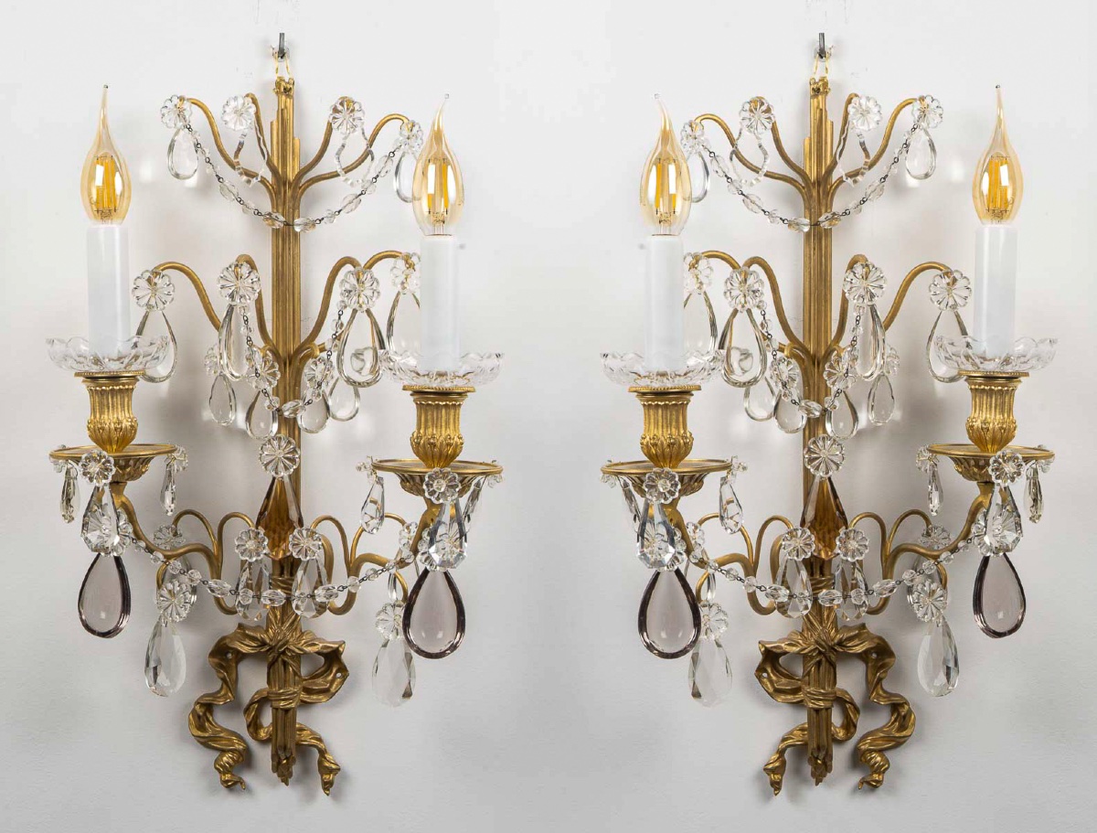 Paire d'appliques en bronze doré et cristal à décor de nœuds de rubans, style Louis XVI