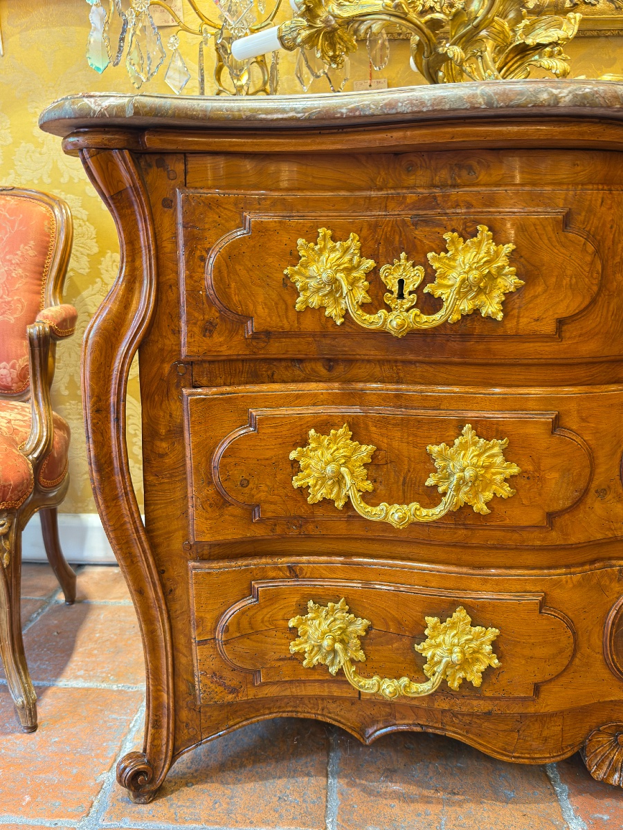 Importante commode arbalète en loupe d'orme et noyer, vallée du Rhône, époque Régence-photo-3