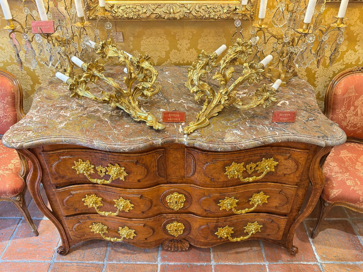 Importante commode arbalète en loupe d'orme et noyer, vallée du Rhône, époque Régence-photo-4
