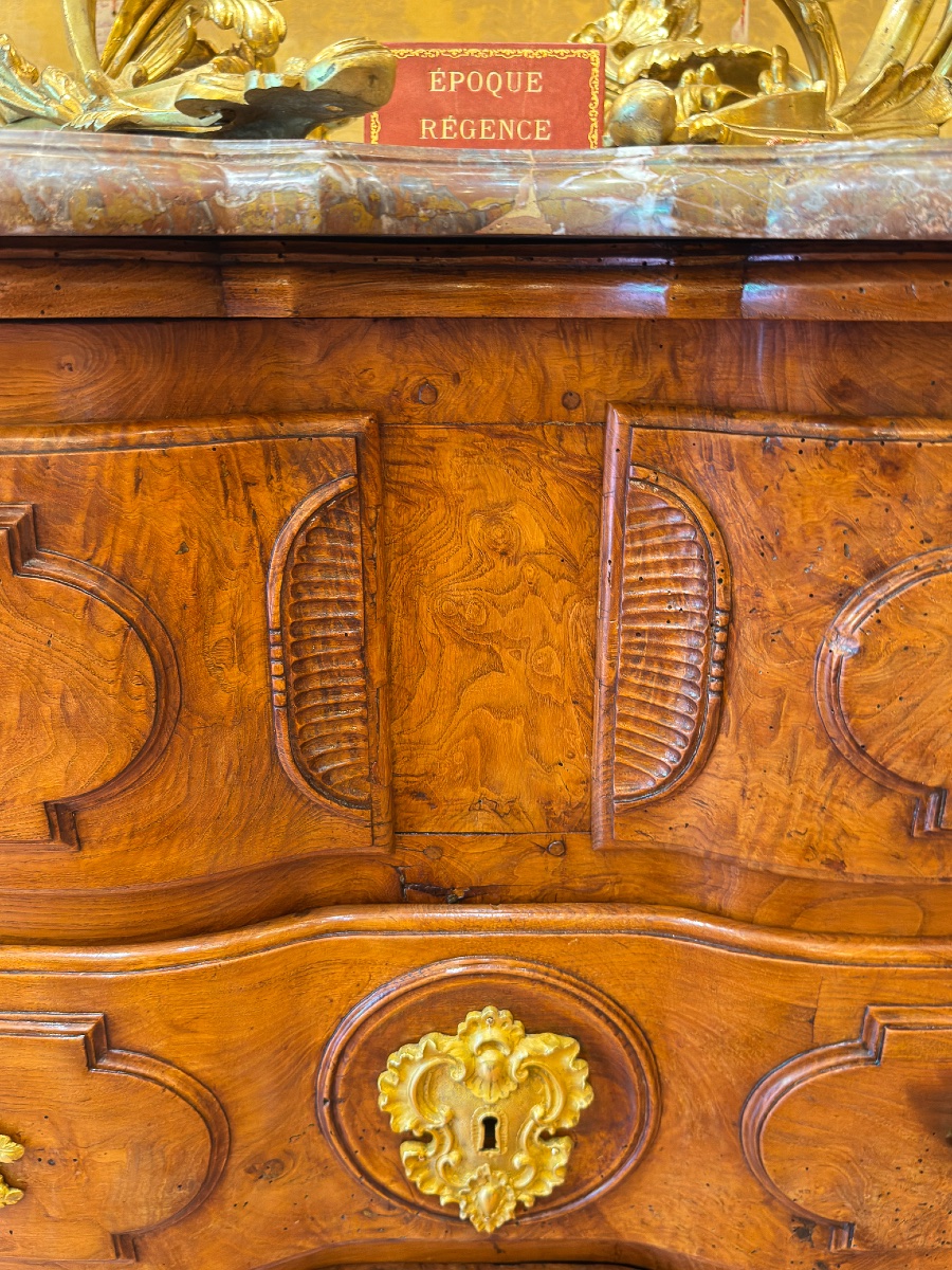 Importante commode arbalète en loupe d'orme et noyer, vallée du Rhône, époque Régence-photo-1