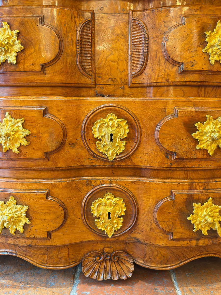 Importante commode arbalète en loupe d'orme et noyer, vallée du Rhône, époque Régence-photo-2
