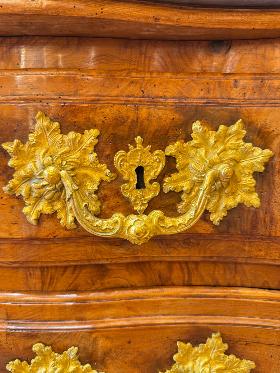 Importante commode arbalète en loupe d'orme et noyer, vallée du Rhône, époque Régence-photo-3