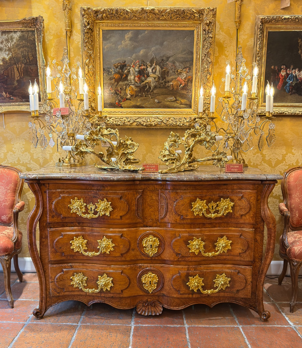 Importante commode arbalète en loupe d'orme et noyer, vallée du Rhône, époque Régence