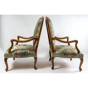 époque Régence Vers 1720 Paire De Larges Fauteuils En Noyer Mouluré Et Sculpté