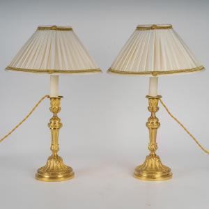 Paire De Flambeaux En Bronze Ciselé Et Doré Montés En Lampes De Style Louis XVI