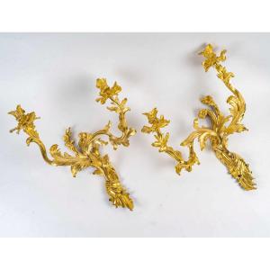 Paire d'appliques à deux lumières d’époque Louis XV en bronze ciselé et doré, vers 1750