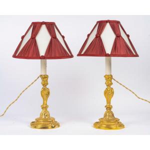  Paire de flambeaux Louis XV aux papillons en bronze doré d'après Meissonnier, montée en lampes