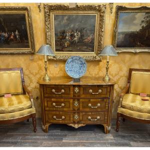 Commode du Dauphiné à marqueterie de bois d’olivier, époque Louis XIV vers 1700-1710