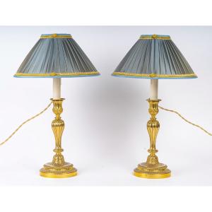 Paire de flambeaux en bronze doré style Louis XVI, montés en lampes, vers 1820-1850