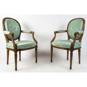 Paire de Fauteuils Louis XVI à Dossiers Médaillons en Bois Naturel Mouluré et Sculpté