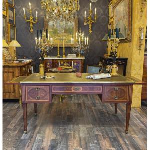 Bureau plat en marqueterie de bois de rose, époque Louis XVI, travail français