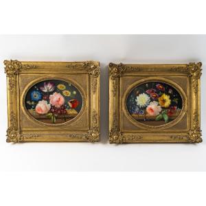 Paire de fixés sous verre ovales à bouquets fleuris, cadres dorés, XIXe siècle