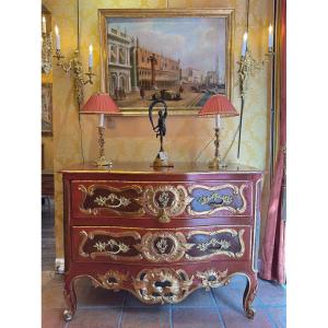 Commode sauteuse galbée en noyer laqué rouge et doré, Provence, époque Louis XV, vers 1740-1750