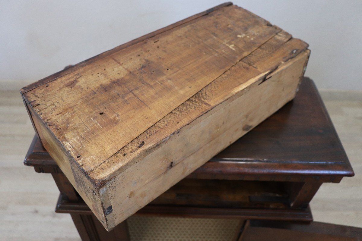 Antique Carved Walnut Nightstand, Tuscany, 17th Century-photo-6