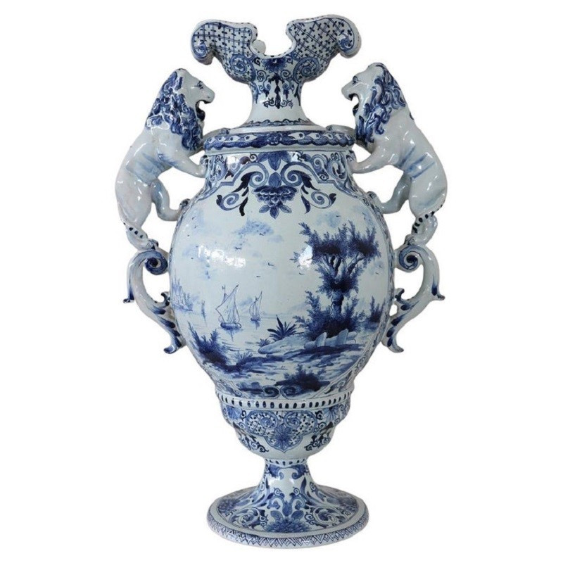 Vase En Majolique Avec Décorations De Lions, 19ème Siècle