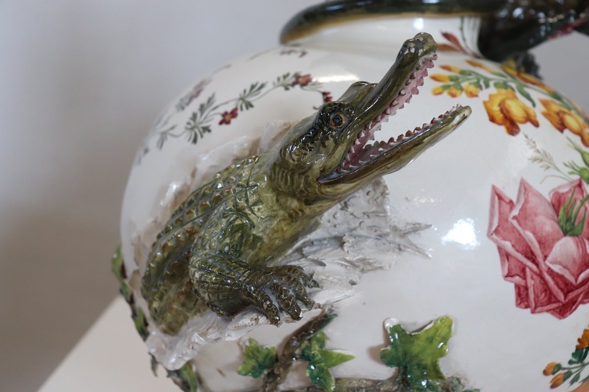 Vase majestueux en céramique avec aigle et crocodile, Italie, début du 20e siècle-photo-2
