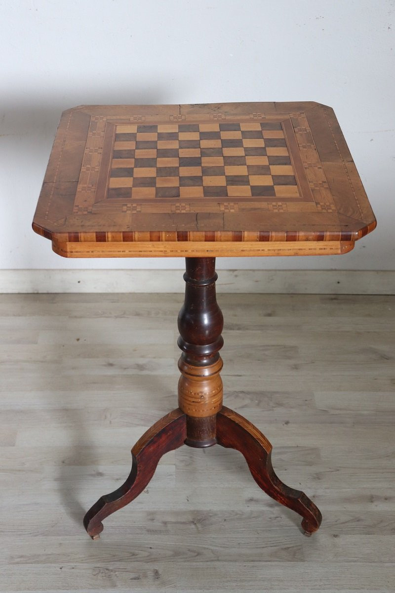 Table d'appoint ancienne en noyer avec incrustation d'échiquier-photo-2