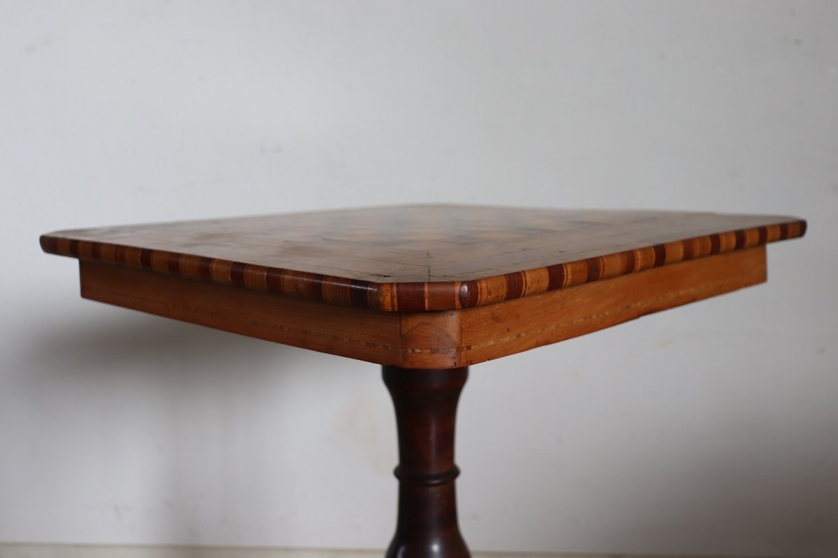 Table d'appoint ancienne en noyer avec incrustation d'échiquier-photo-2