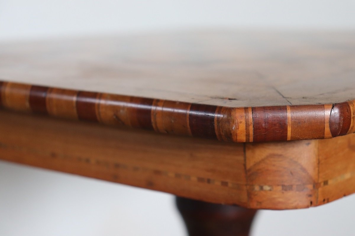 Table d'appoint ancienne en noyer avec incrustation d'échiquier-photo-3