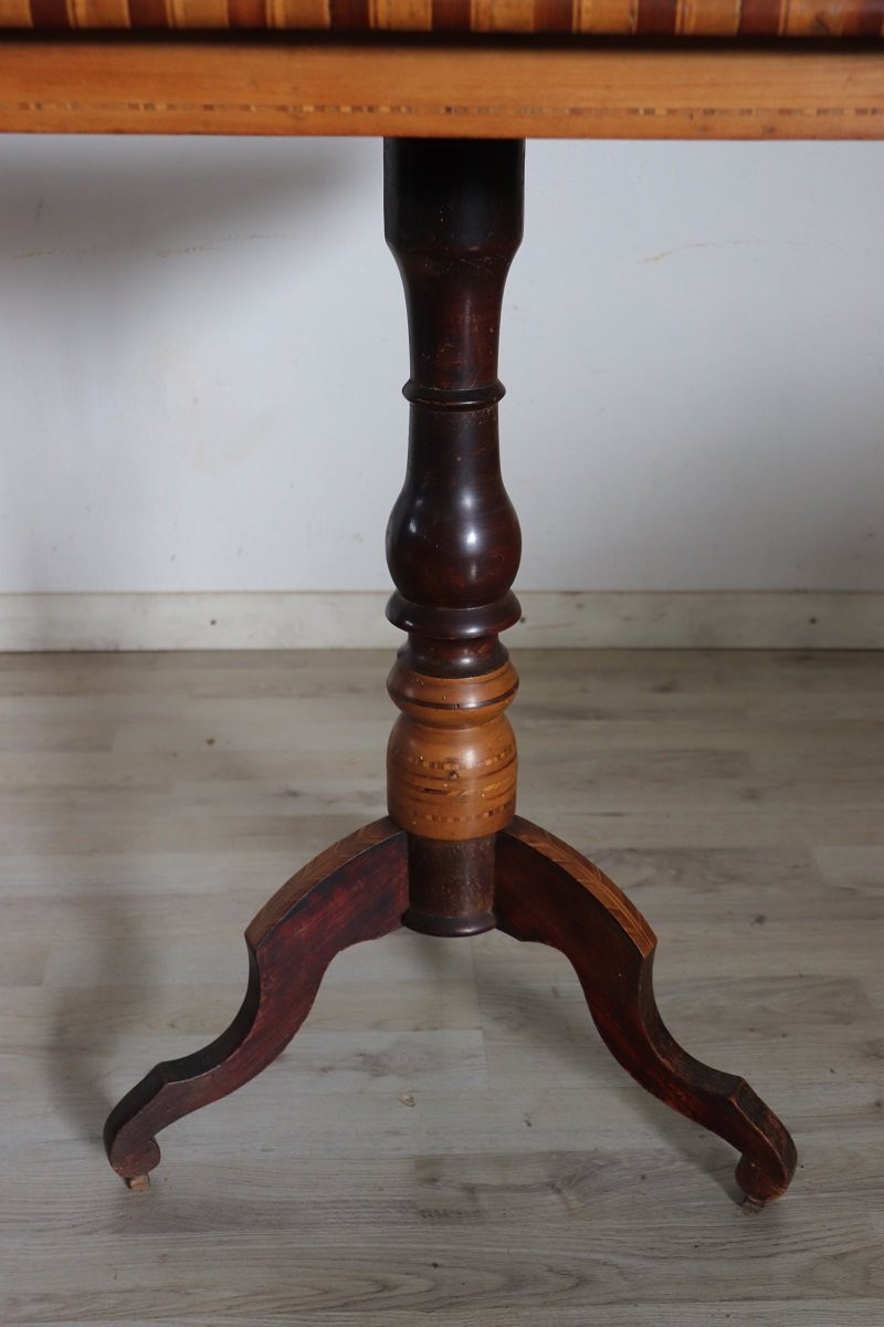 Table d'appoint ancienne en noyer avec incrustation d'échiquier-photo-4
