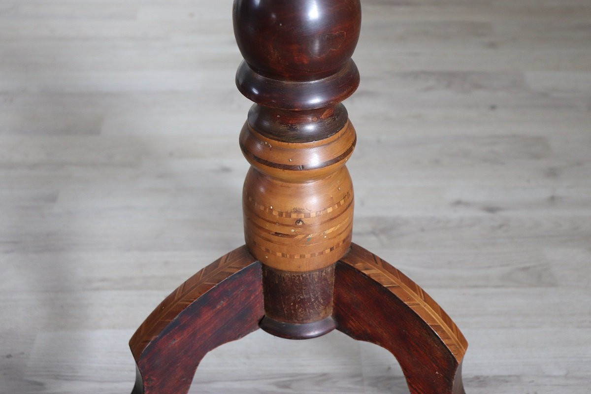 Table d'appoint ancienne en noyer avec incrustation d'échiquier-photo-5
