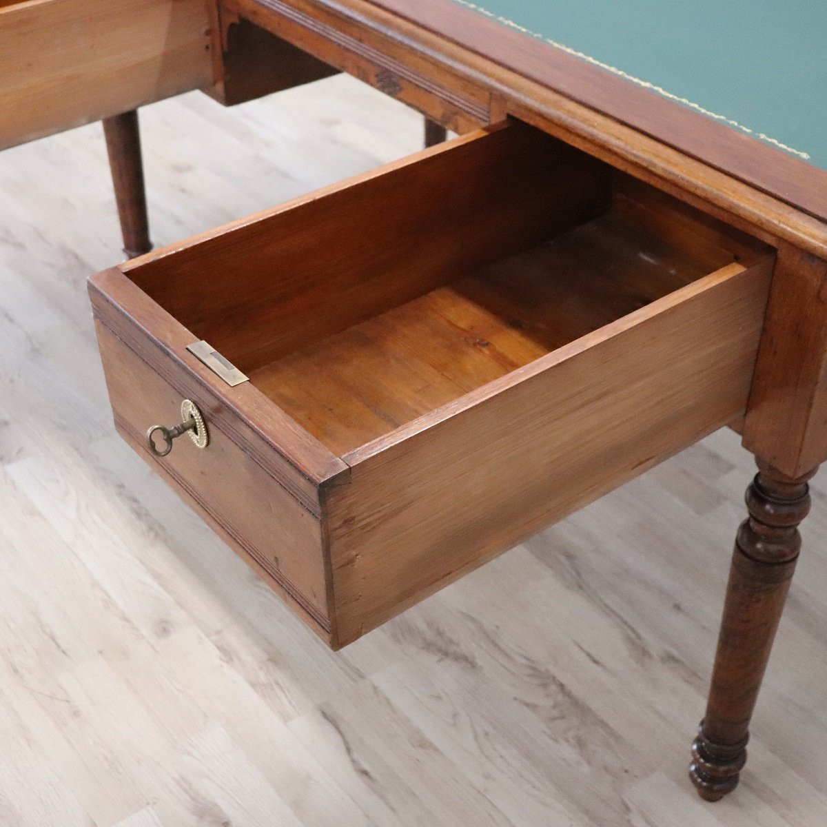 Bureau ancien en noyer, Italie, milieu du XIXe siècle, restauré-photo-3