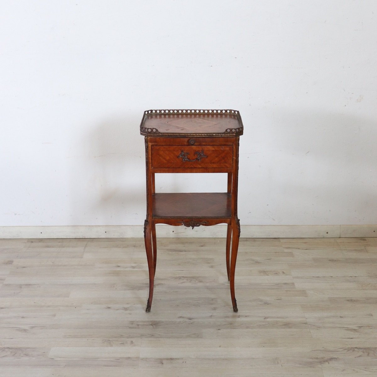 Table de chevet ancienne, Italie, fin du XIXe siècle-photo-2