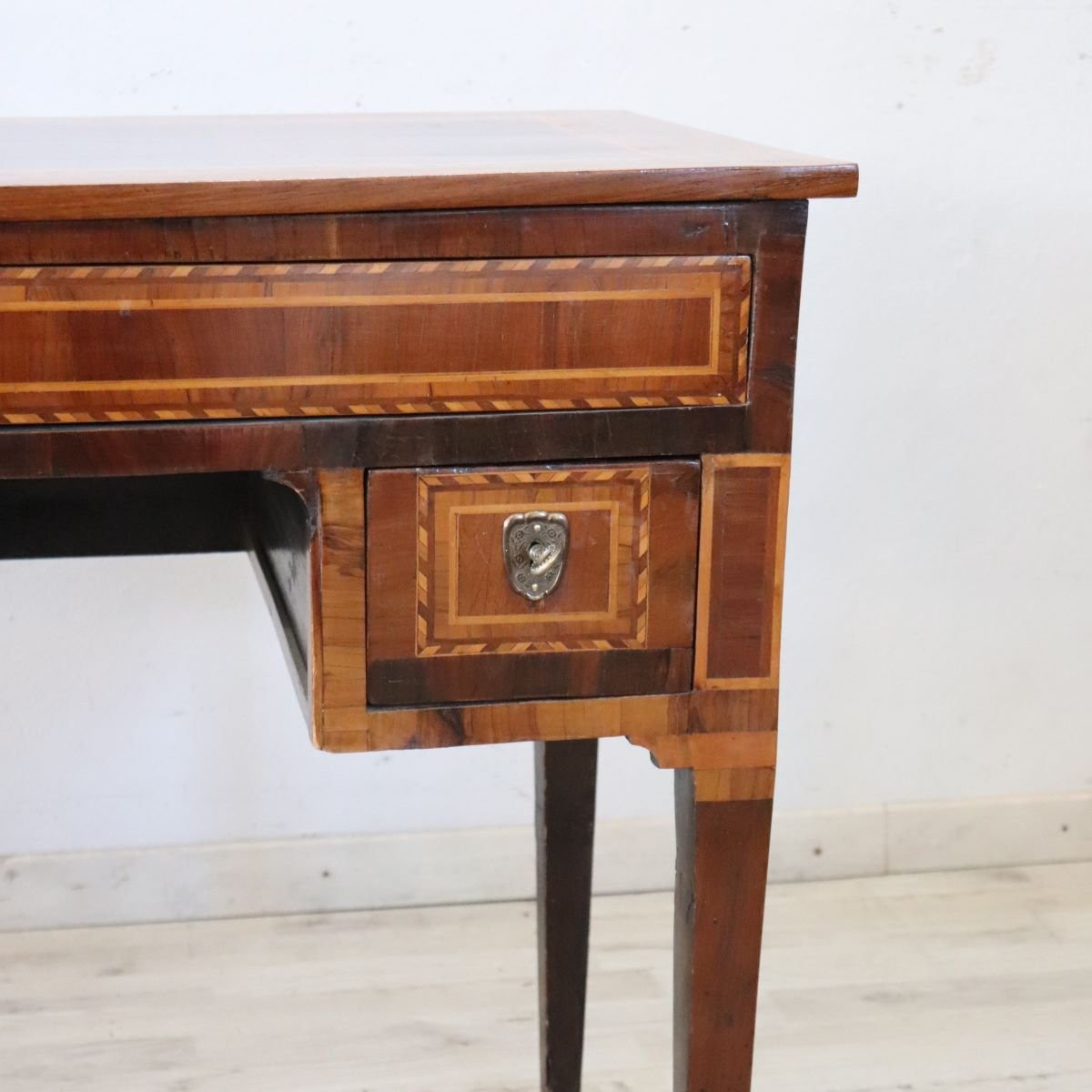 Bureau ancien en marqueterie de noyer, Italie, fin du XIXe siècle-photo-1