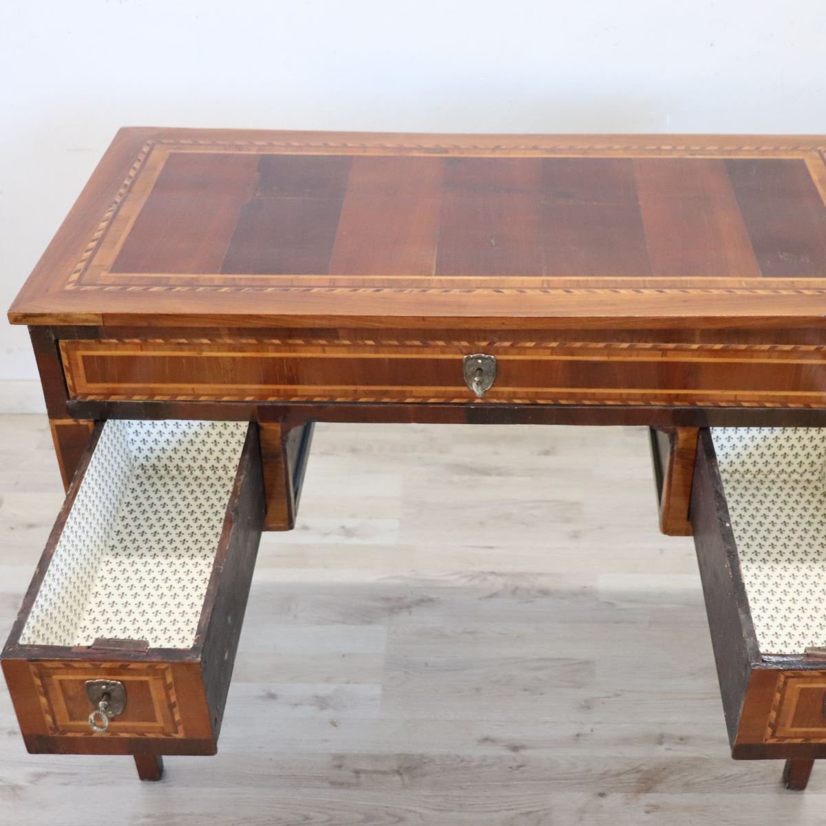 Bureau ancien en marqueterie de noyer, Italie, fin du XIXe siècle-photo-3