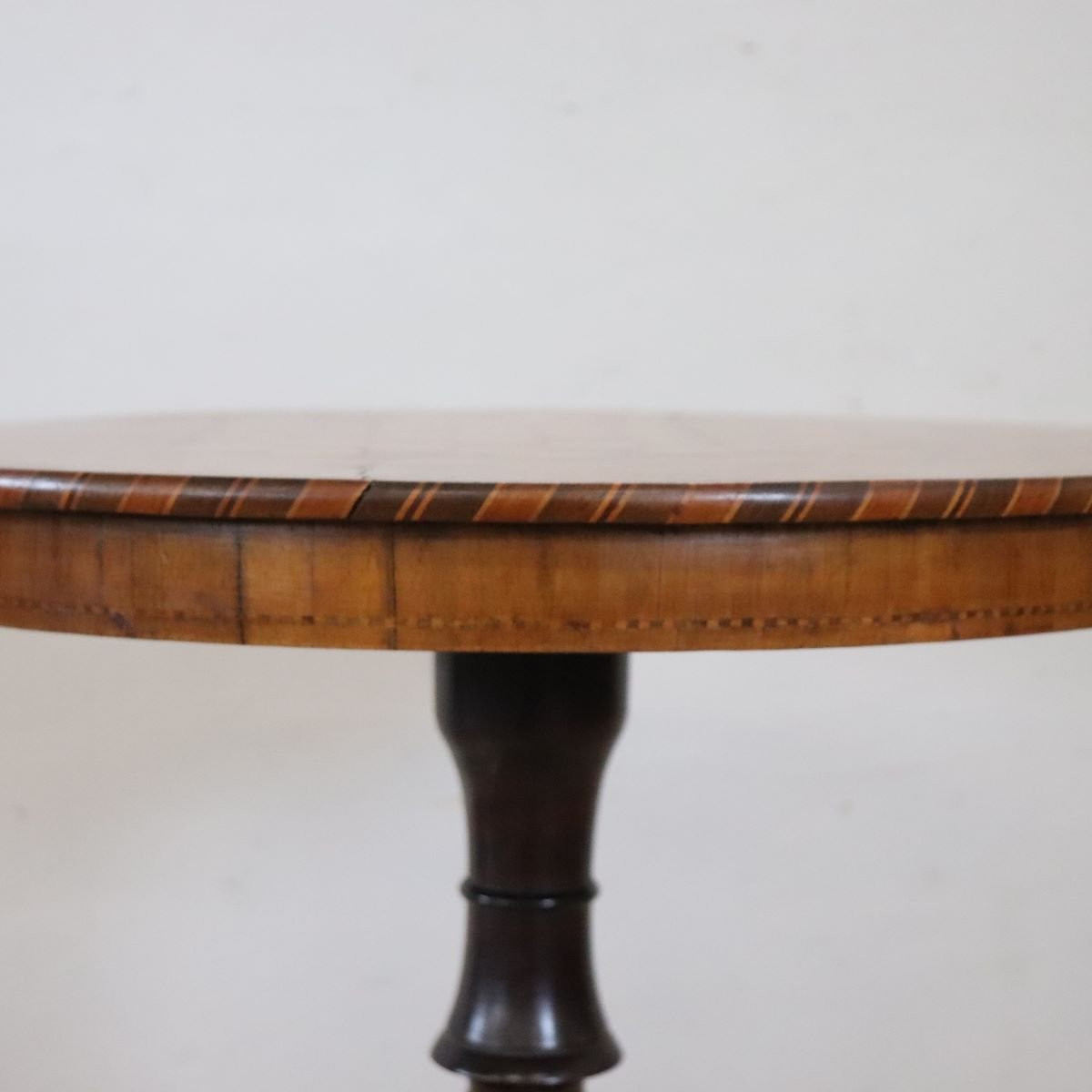 Table d'appoint ancienne en noyer incrusté, Italie, XIXe siècle-photo-1